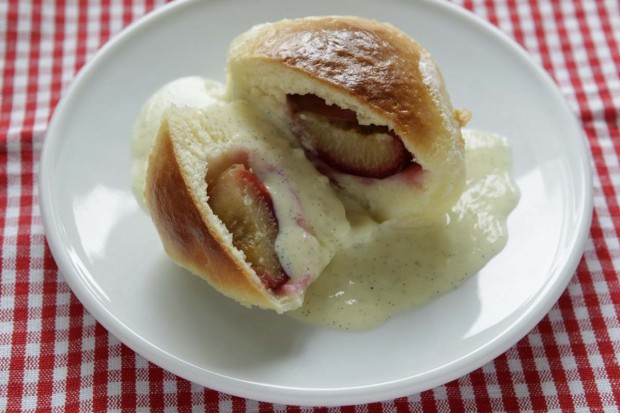 Dampfnudeln mit Zwetschgen und Vanillesauce