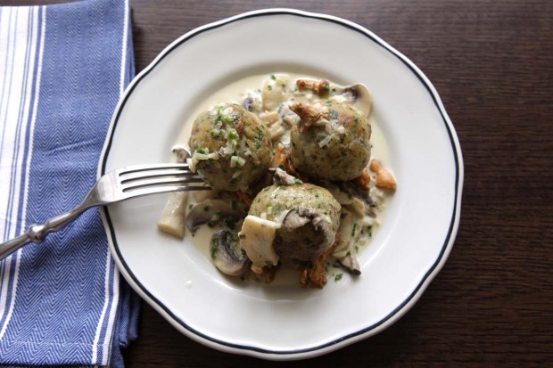 Brotknödel mit Pilzragout