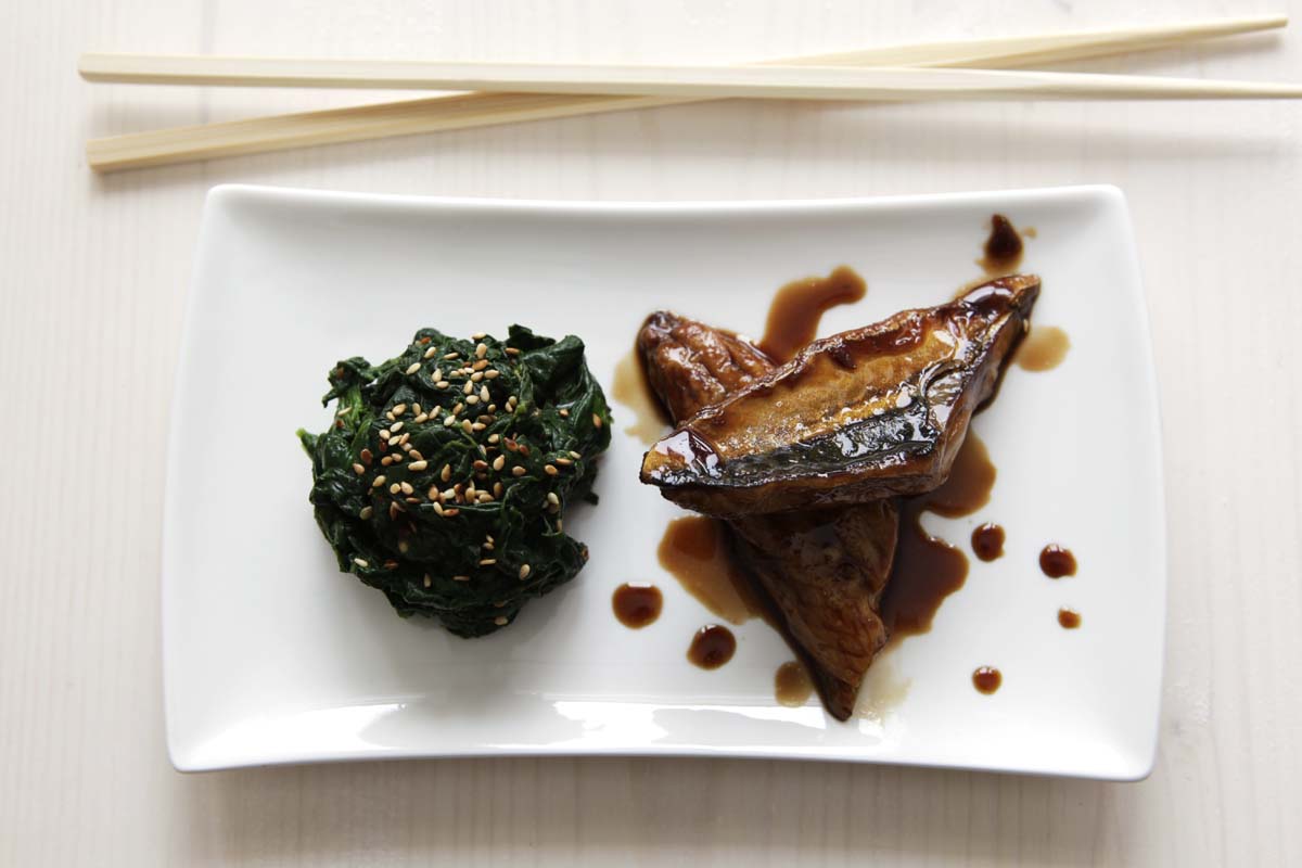 Makrele Teriyaki mit Spinat an Sesamsauce