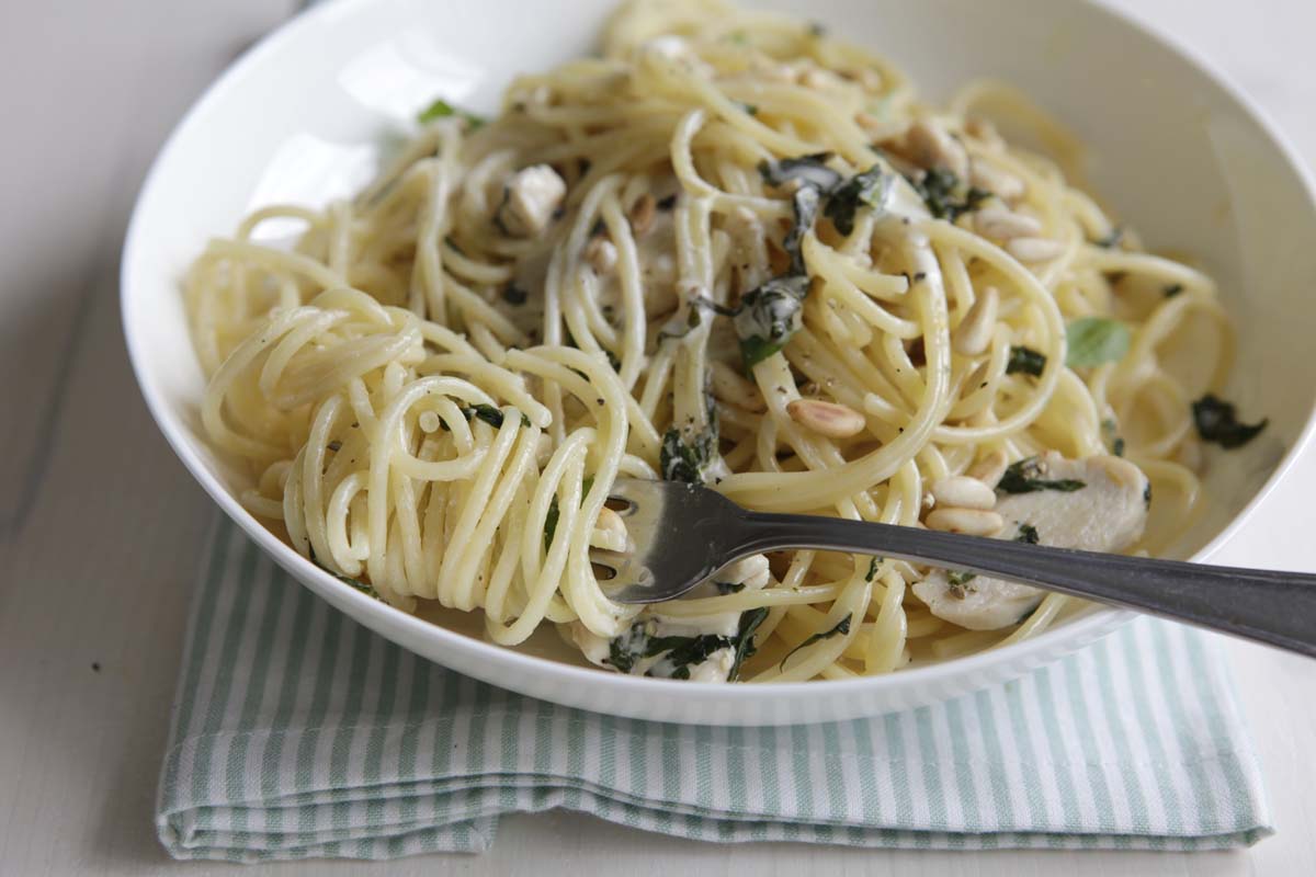 Spaghetti mit Poulet, Zitrone und Basilikum