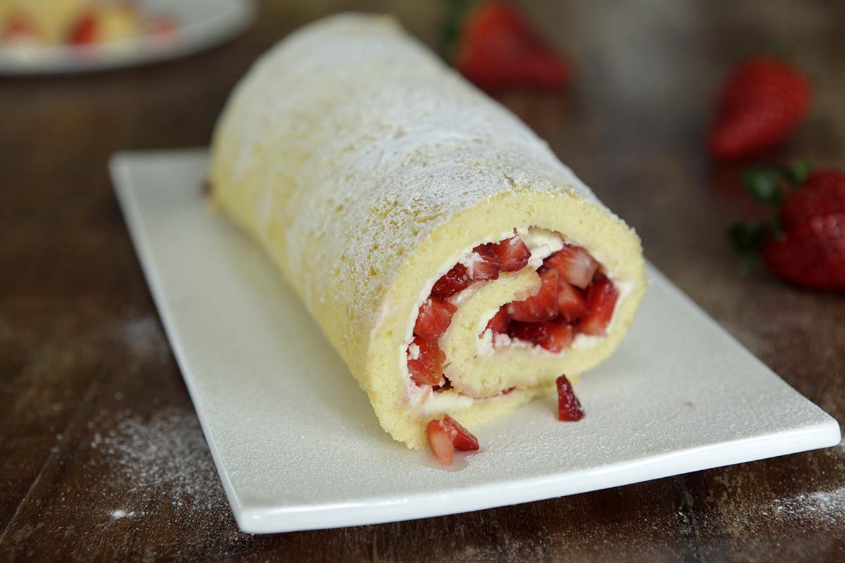 Biskuitroulade mit Mascarpone und Erdbeeren