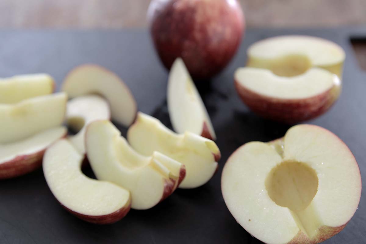 Apfel-Crumble mit Haselnüssen