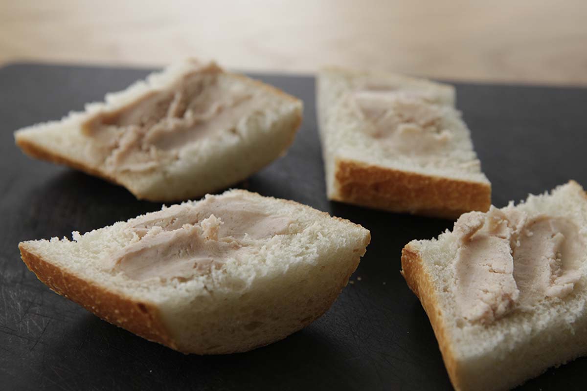 Markbein-Crostini mit Calvados-Sauce