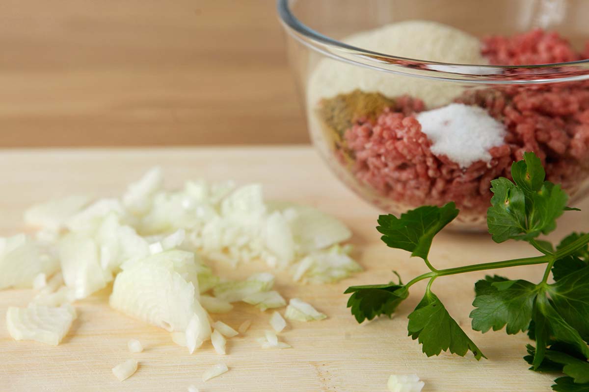Köfte mit Bulgur und Joghurt-Dip