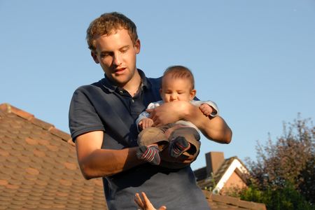Dominik Grolimund mit Neffe Ewan, um Aufmerksamkeit bettelt Neffe Noah. Liegt das Unternehmertum in der Familie? (zvg)